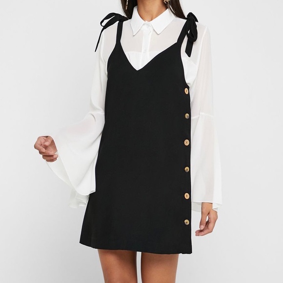 Topshop Dresses & Skirts - Topshop Tilda Button Side Tie Shoulder V-Neck Black Pinafore Mini Dress Size 6